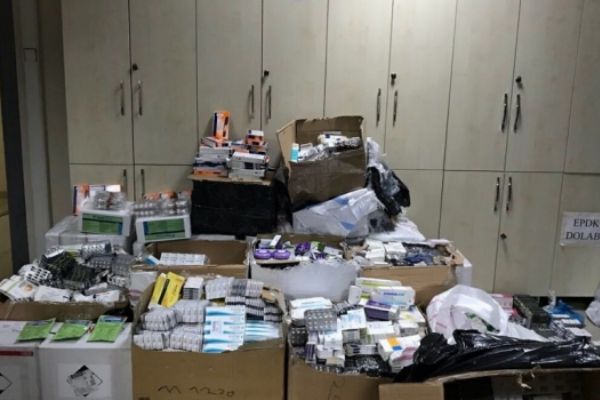 Van'da kaçak ilaçlar ve 50 av tüfeği ele geçirildi!