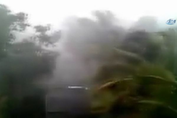 Hindistan'da şiddetli rüzgar: 8 kişi öldü