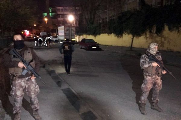 Bağcılar'da okul önünde silahlı çatışma: 1'i öğrenci 5 kişi yaralandı