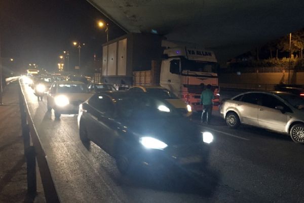 Esenler'de tır üst geçide takıldı