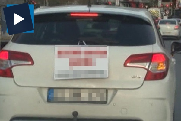 Kadın sürücüden arabanın arkasına ilginç yazı