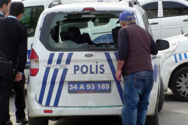 Polis araçlarına taşlı ve sopalı saldırı