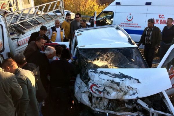 Kamyonetler çarpıştı: 2 kişi öldü, 4 kişi yaralandı