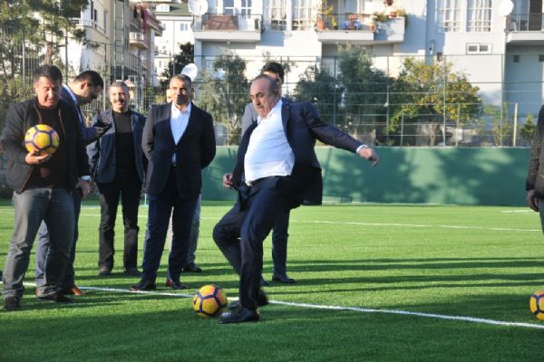 Bakan Mevlüt Çavuşoğlu abisiyle penaltı attı