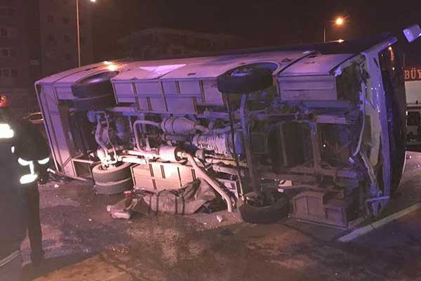 Bursa'da işçileri taşıyan midibüs devrildi