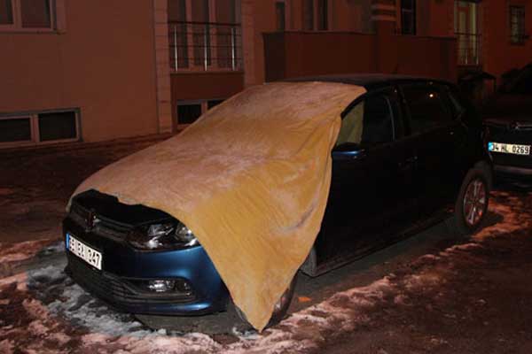 Kars'ta araçları battaniyelere sardılar