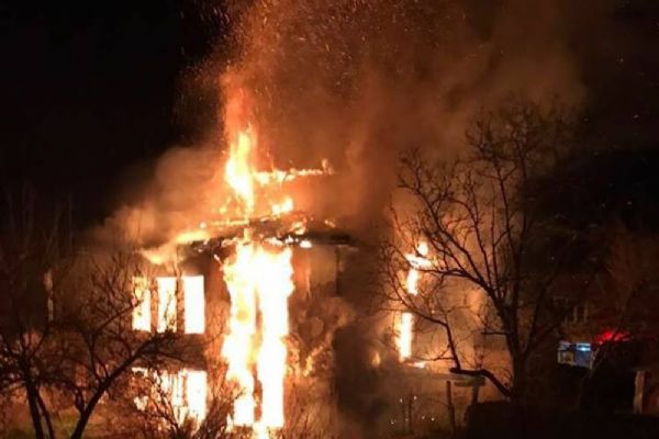 Tarihi konak alevlere teslim oldu