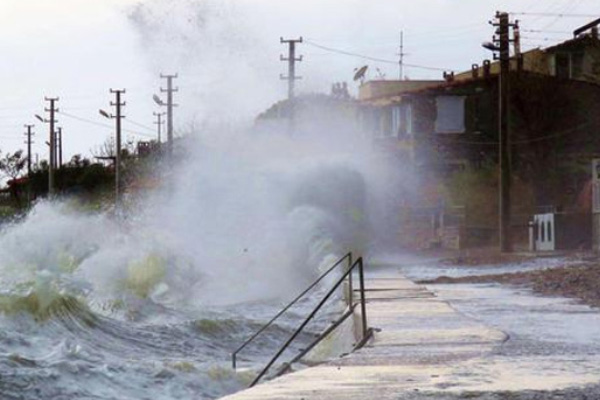 Dalgalar binaların boyuna ulaştı