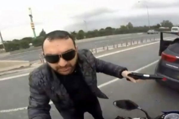 İzmir'de motosikletliye silah çeken sürücü gözaltında