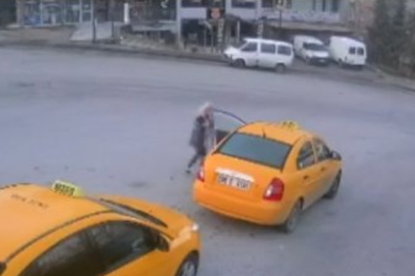 Alkollü kadın park halindeki taksiyi kaçırdı