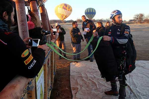 Balondan yamaç paraşütüyle atladı