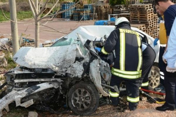 Çanakkale'de feci kaza: 1 ölü, 2 yaralı