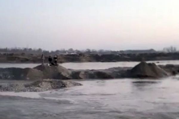 Balık tutmaya gittiler çayda mahsur kaldılar