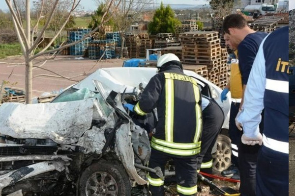 Çanakkale'de TIR otomobili ezip geçti