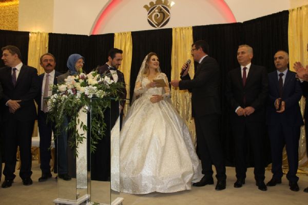 Ekonomi Bakanı Nihat Zeybekci nikah şahidi oldu
