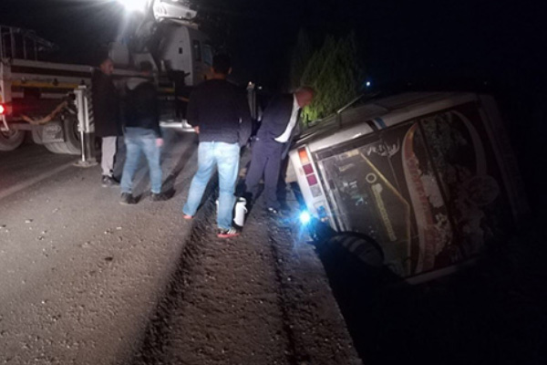 Torbalı’da minibüs devrildi: 11 yaralı
