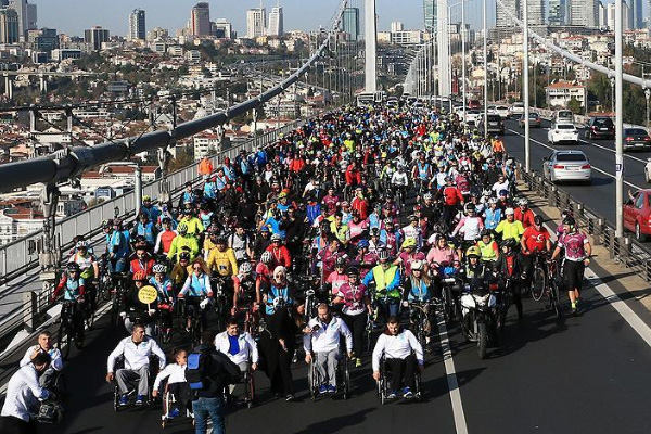 Engelliler Avrupa kıtasından Asya'ya bisiklet sürdü