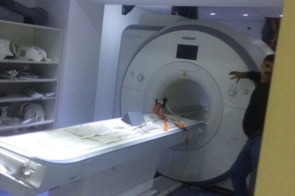 Polisin silahı MR cihazına yapıştı