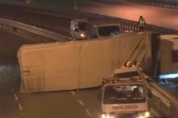 Metrobüs yoluna TIR devrildi!