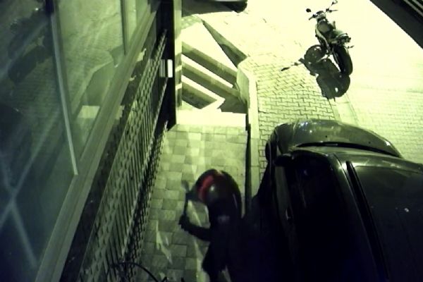 Kağıthane'de demir kesme makasıyla zinciri kesip motosikleti çaldılar