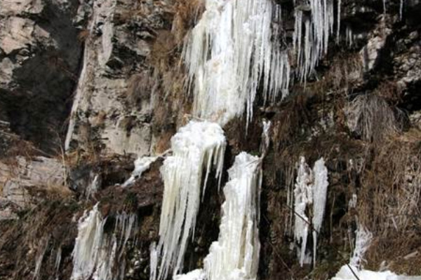 Soğuk hava nedeniyle sular dondu