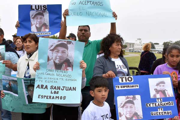 Arjantin'de kayıp denizcilerin yakınlarından protesto