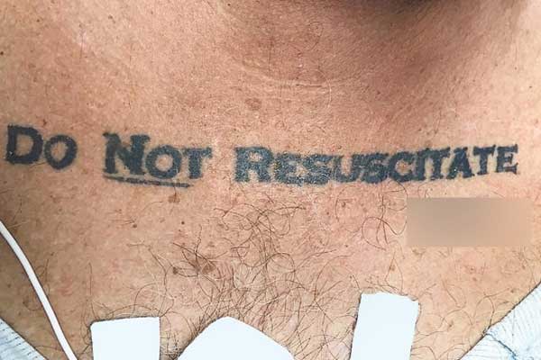 Acil'e kaldırılan hastanın göğsünden mesaj çıktı