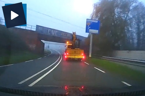 Üst geçide çarpan traktörün devrildiği kaza kamerada