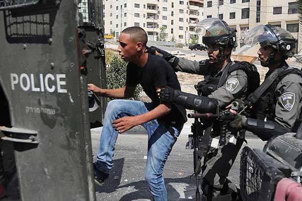 İsrail askerleri 22 Filistinliyi gözaltına aldı