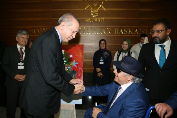 Cumhurbaşkanı Erdoğan görme engelli ressamın sergisini gezdi