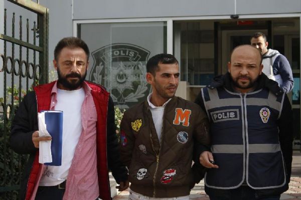 Antalya'da barışmak istemeyen eşini pala ve silahla yaraladı