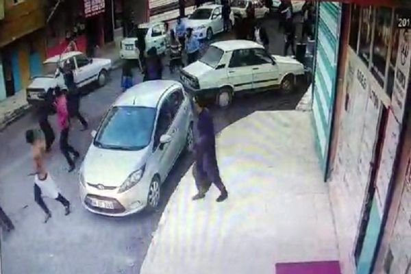 İki aile arasında kavga kamerada: 8 kişi yaralandı