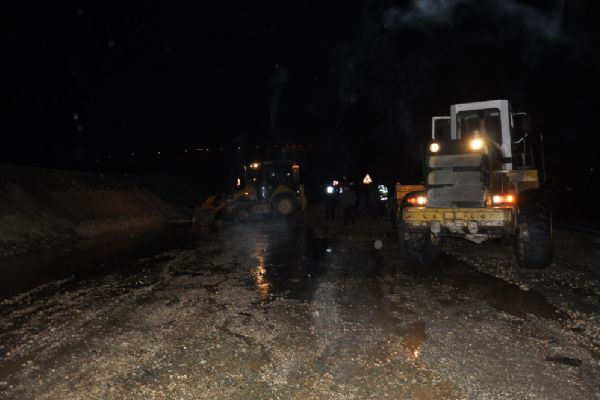 İnegöl-Yenişehir karayolunda çökme meydana geldi