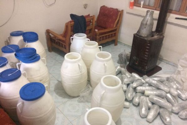 Mersin'de peynir bidonlarından 82 kilo esrar çıktı