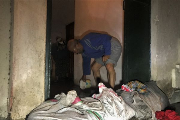 Yağmur yağdı, evleri su bastı