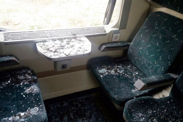Yolcu treni hafriyat kamyonuyla çarpıştı