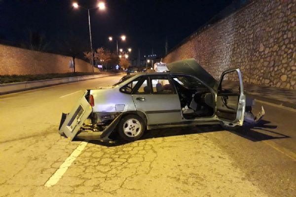 Ankara'da ağaca çarptı, yerinden fırladı:1 ölü, 1 yaralı