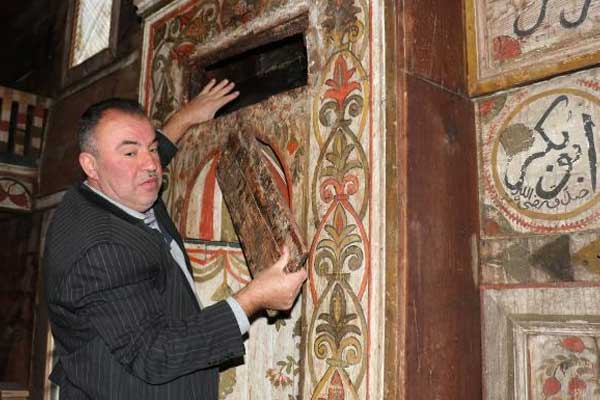 Mihrabında bal olan 4 asırlık cami