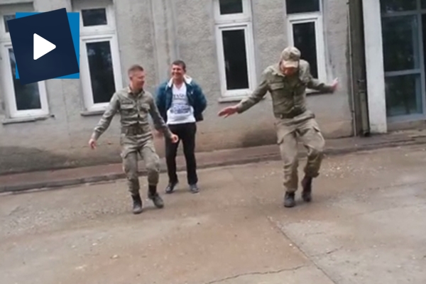 Askerler Erdik Dalı ile böyle eğlendi