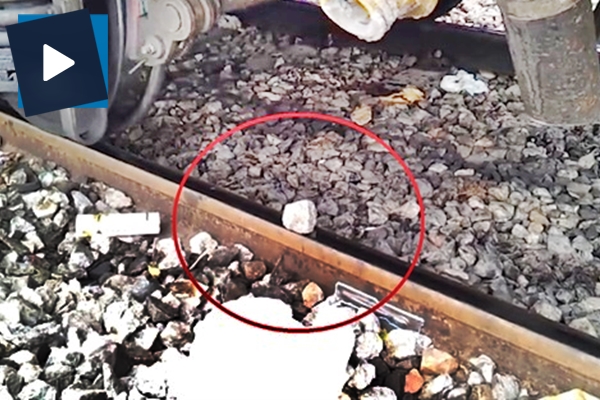 Devasa yük treninin çakıl taşı üzerindeki etkisi