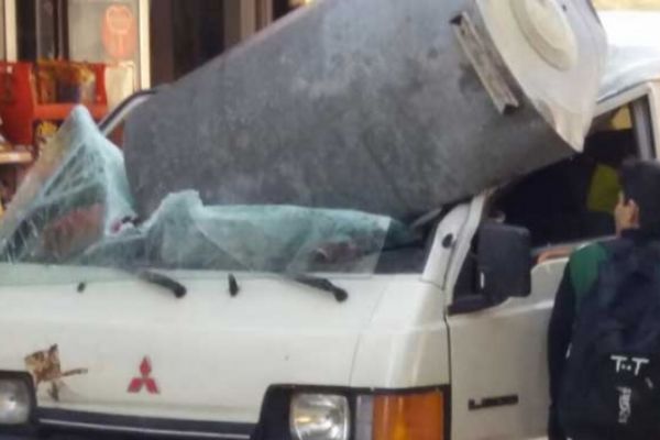 Manisa’da park halindeki minibüsün üzerine su deposu düştü