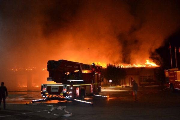 Adana'da karayolları hizmet binası ve araçlar küle döndü