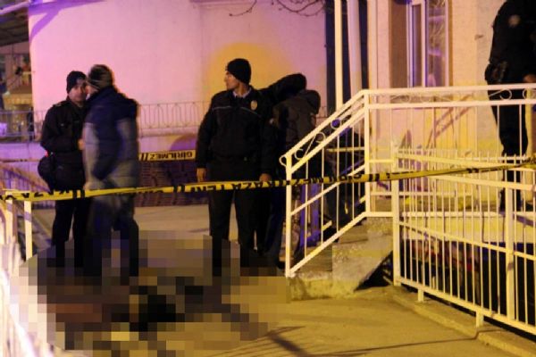 Annesini rahatsız ettiğini iddia ederek öldürdü!