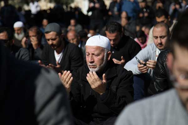 Mescid-i Aksa'da Cuma namazı