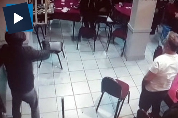 Kahvehaneye saldıranlara sandalyeyle karşılık verdiler