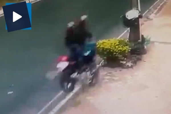 Böyle motosiklet kazası görülmedi!