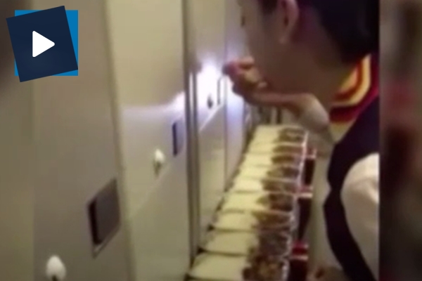 Hostesi işten attıran görüntü!