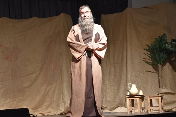 'Bir Garip Uveys' oyunu perdelerini açtı