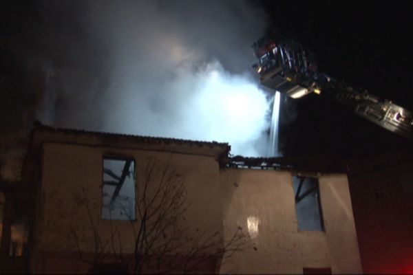 Kartal'da metruk binada yangın