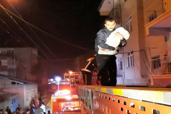 Elazığ'da yangında can pazarı: 2'si bebek 8 kişi son anda kurtarıldı